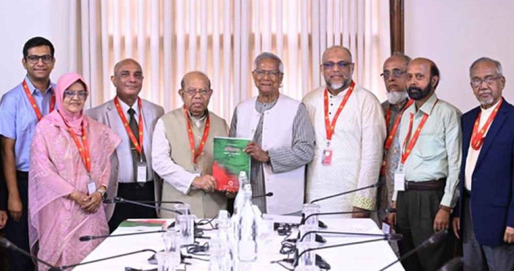 প্রধান উপদেষ্টার কাছে স্বাস্থ্য সংস্কার কমিশনের প্রতিবেদন জমা