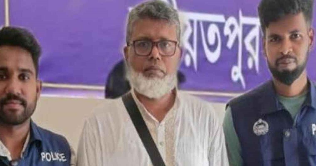 সৌদি যাওয়ার পথে সাবেক পৌর মেয়র গ্রেপ্তার