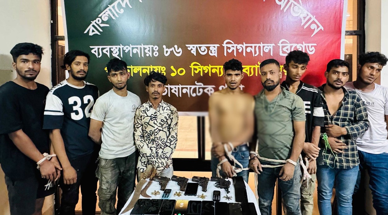 রাজধানীতে অস্ত্রসহ ‘হিটলু বাবু গ্যাং’ এর ১০ সদস্য গ্রেপ্তার
