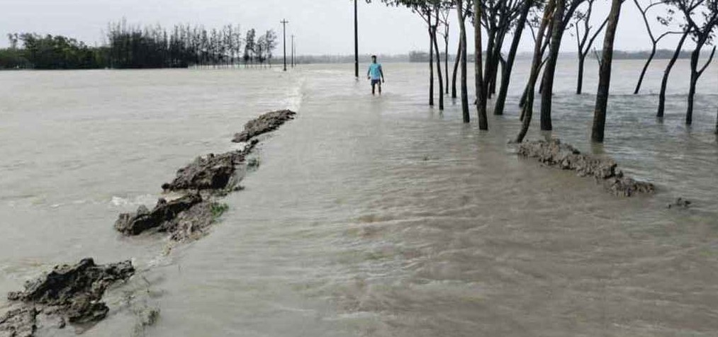 লক্ষ্মীপুরে জোয়ারের পানিতে ৪০ গ্রাম প্লাবিত, জনদুর্ভোগ চরমে