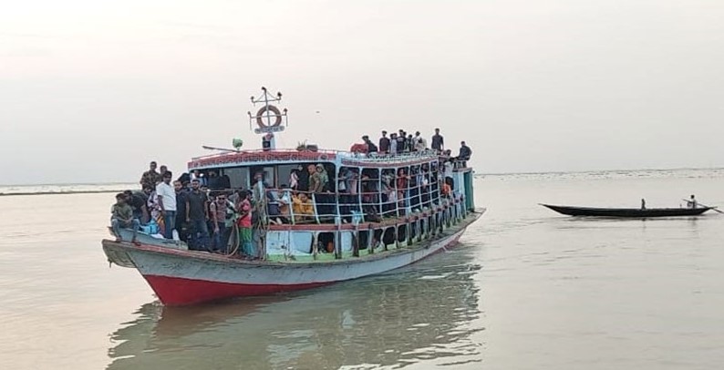 দৌলতদিয়ায় ডুবোচরে লঞ্চের ধাক্কা, নদীতে পড়ে যায় তিন যাত্রী
