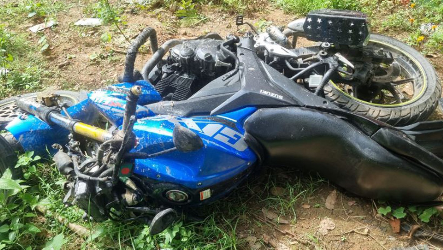 মোটরসাইকেল যোগে ঢাকা যাওয়ার পথে দুর্ঘটনায় প্রাণ হারালেন দুই যুবক