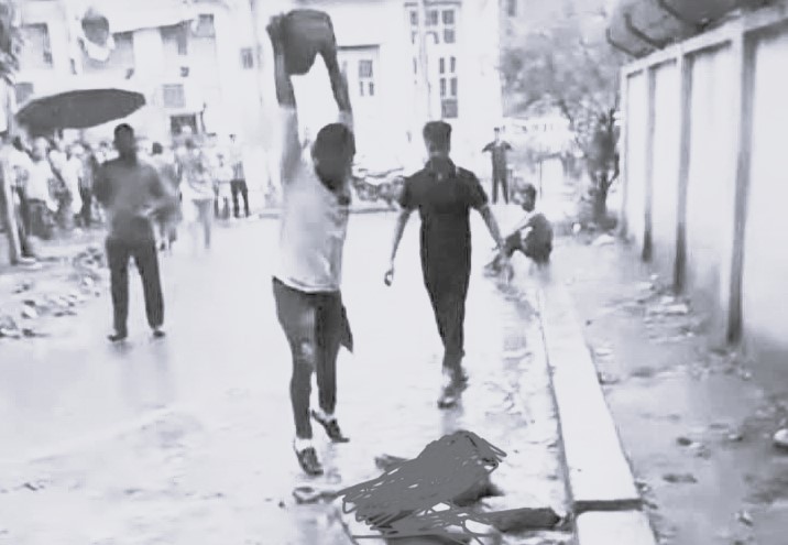 রাজধানীতে পিটিয়ে কুপিয়ে হত্যার পর লাশ ঘিরে প্রকাশ্যে উল্লাস