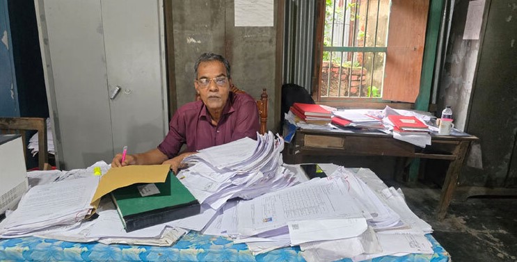 ঘুষ ছাড়া ফাইল নড়ে না ভূমি অফিসে