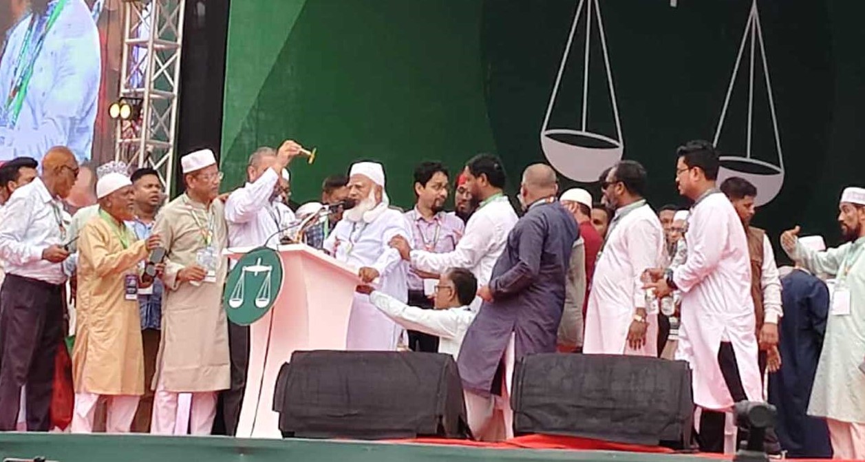 অসুস্থ হয়ে মঞ্চে পড়ে গেলেন জামায়াত আমির