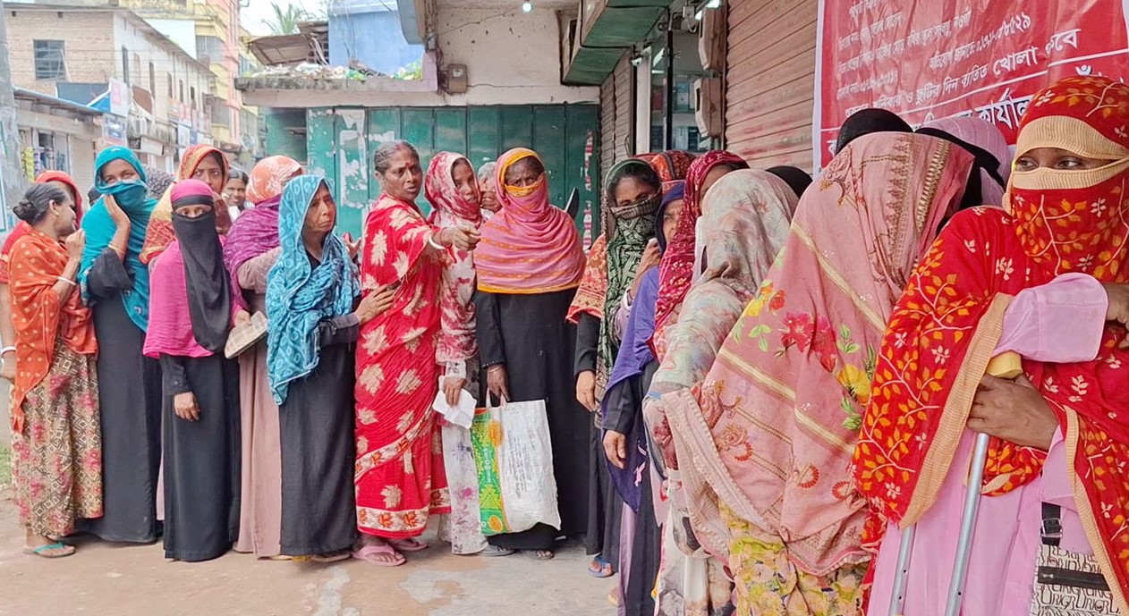 নওগাঁয় খোলা বাজারে চাল-আটা বিক্রি শুরু