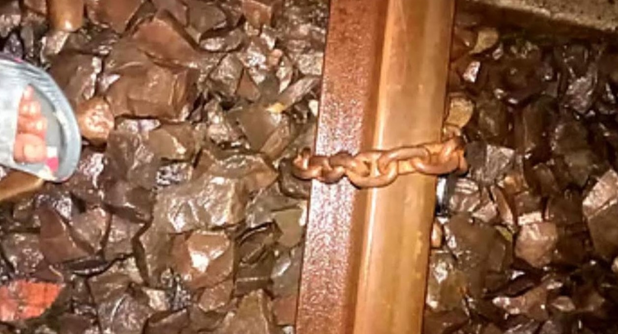 রাতের আঁধারে নলডাঙ্গা রেললাইনে শিকল পেঁচিয়ে নাশকতার চেষ্টা