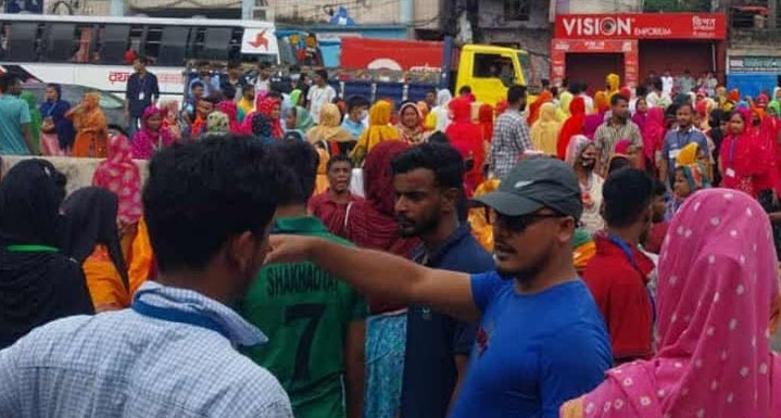 গাজীপুরে বকেয়া বেতনের দাবিতে শ্রমিকদের বিক্ষোভ