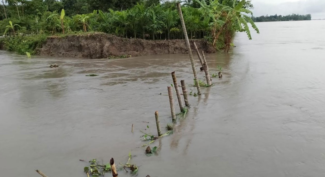 বিপৎসীমার ওপর দিয়ে প্রবাহিত হচ্ছে দুধকুমার নদের পানি