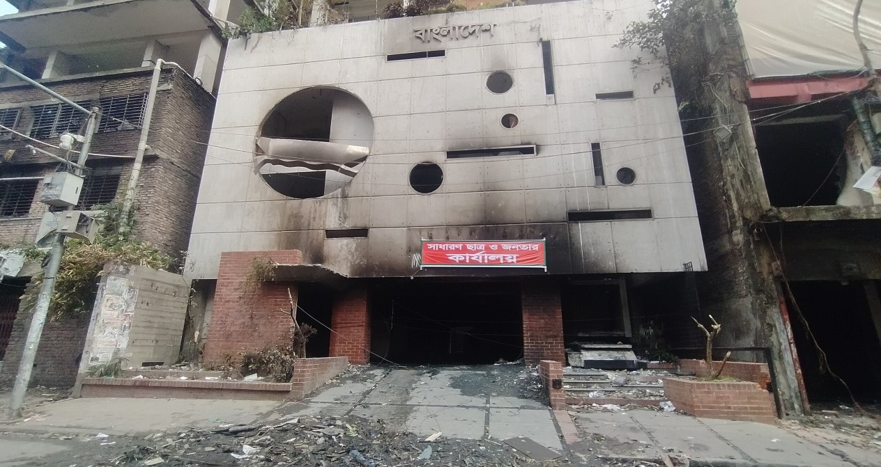 আ. লীগের কেন্দ্রীয় কার্যালয় ঘিরে কঠোর অবস্থানে পুলিশ