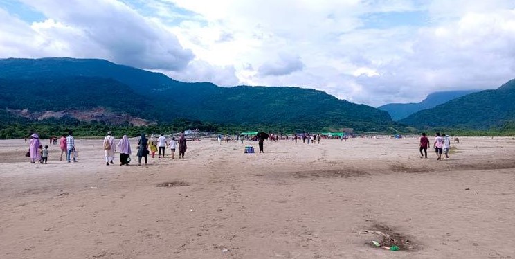 লুটপাটে ছুটির দিনেও পর্যটক নেই সাদা পাথরে