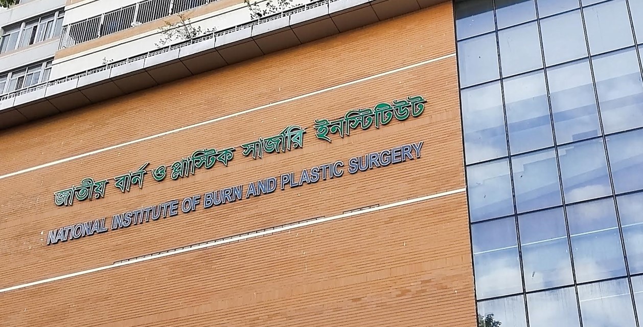 ঢাকায় ট্রান্সফরমার বিস্ফোরণ: একই পরিবারের তিনজন দগ্ধ