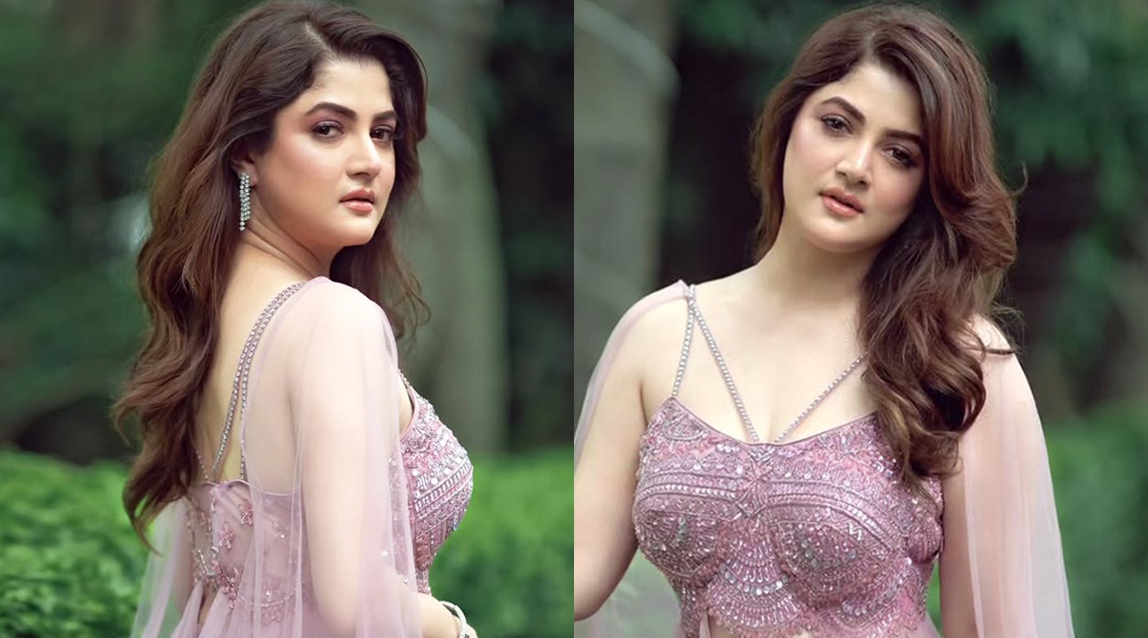 লেহেঙ্গায় মুগ্ধতা ছড়ালেন শ্রাবন্তী চ্যাটার্জি
