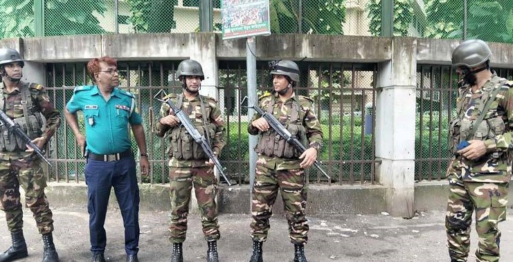 ফজলুর রহমানের বাসার সামনে ছাত্র-জনতার অবস্থান, সেনা মোতায়েন