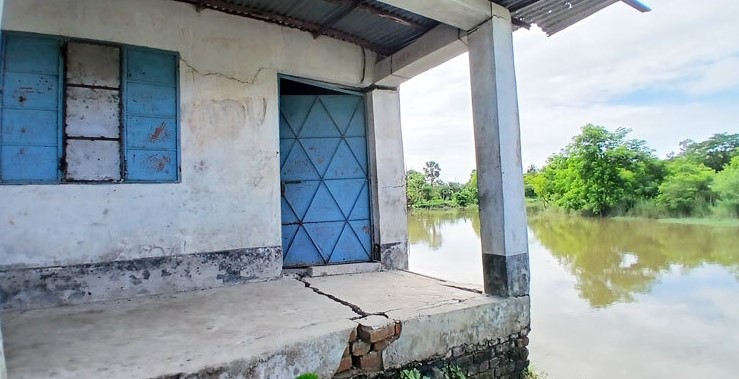 দাগনভূঞায় বিদ্যালয় ভবনে ফাটল, আতঙ্কে শিক্ষার্থী-অভিভাবকরা