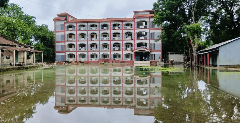 গফরগাঁওয়ে বছরের চার মাসই বিদ্যালয় মাঠে হাঁটুপানি