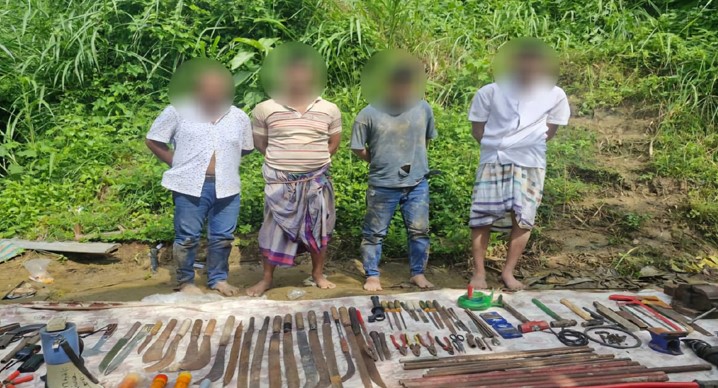 সীতাকুণ্ডে অস্ত্র কারখানার সন্ধান, আটক ৪
