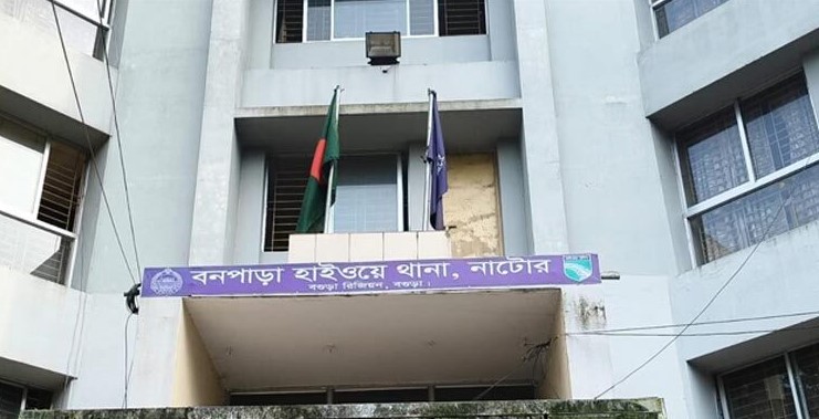 বড়াইগ্রামে গাড়ি পার্কিংয়ে নিষেধ করায় পুলিশের ওপর হামলা