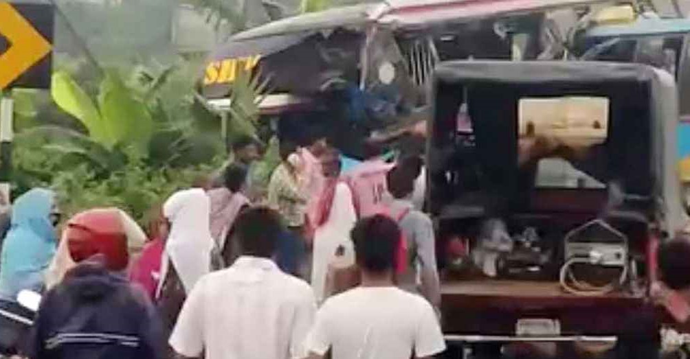 ভালুকায় দুই বাসের সংঘর্ষে নিহত ২, আহত ১০