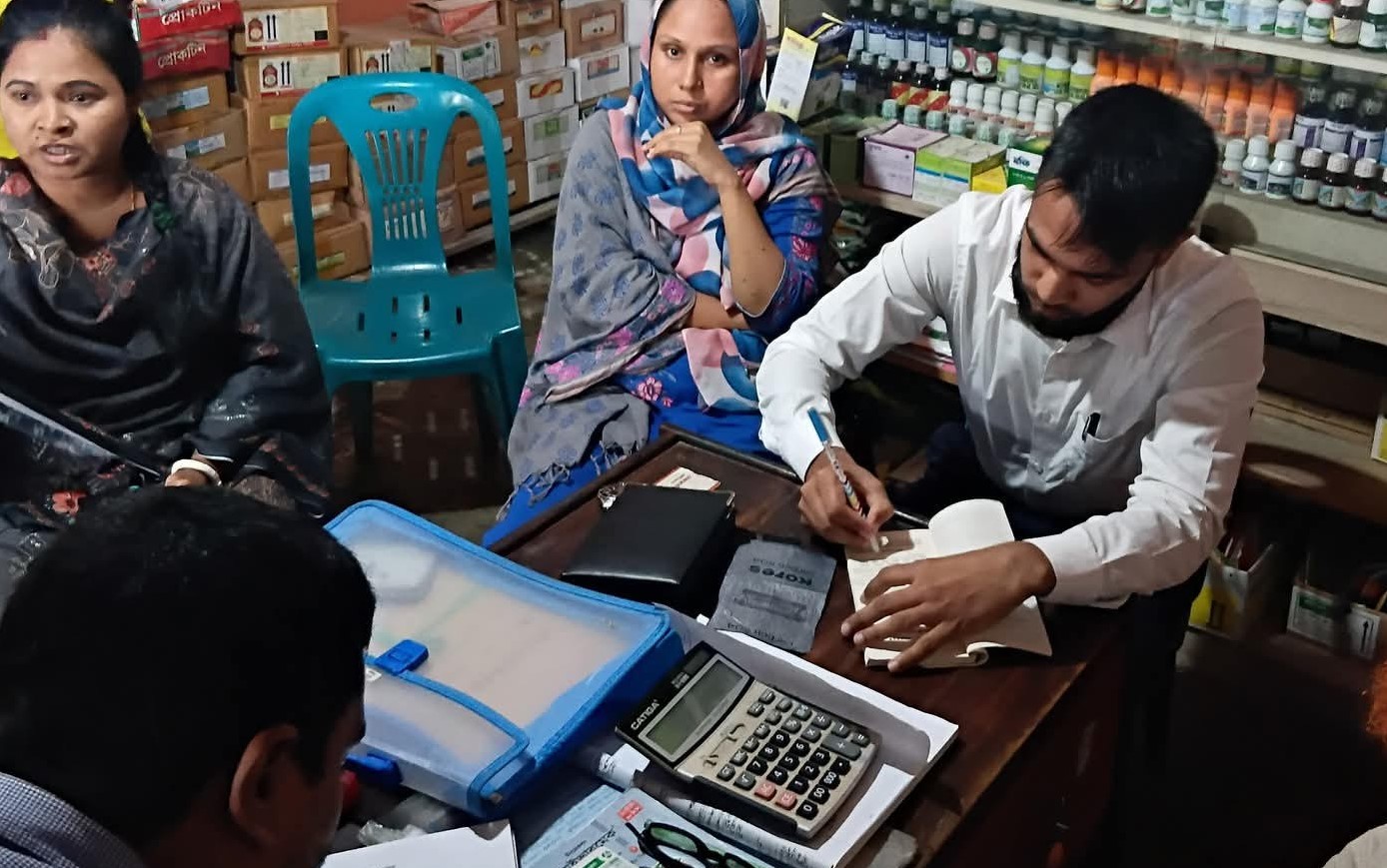 রাজারহাটে সার বাজার মনিটরিং, দুই ব্যবসায়ীকে জরিমানা