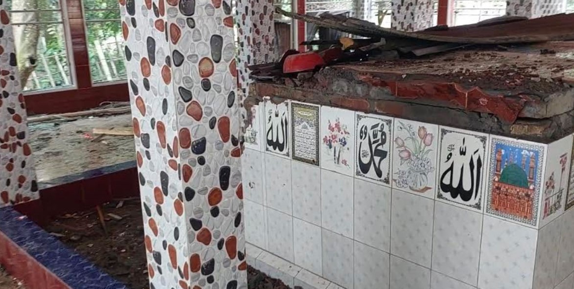 হোমনায় মাইকে ঘোষণা দিয়ে চার মাজার ভাঙচুর লুটপাট অগ্নিসংযোগ
