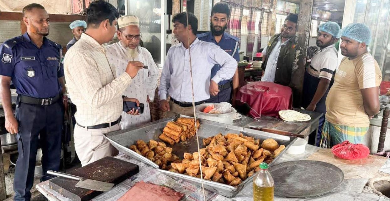মাগুরায় খাবারে পোকামাকড়, হোটেল ব্যবসায়ীকে জরিমানা