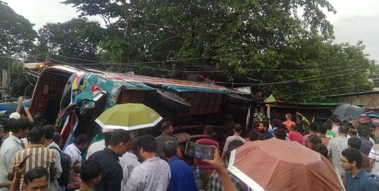 দাগনভূঞায় নিয়ন্ত্রণ হারিয়ে বাস উল্টে পড়ল দোকানে, নিহত ৩