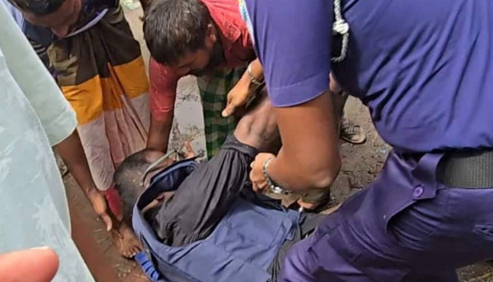 নরসিংদীতে এএসপিকে পিটিয়ে চাঁদাবাজদের ছিনতাই