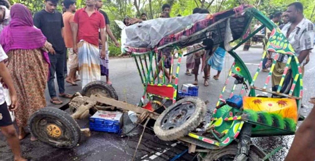 বড়াইগ্রামে বাসচাপায় অটোরিকশার ৩ যাত্রী নিহত