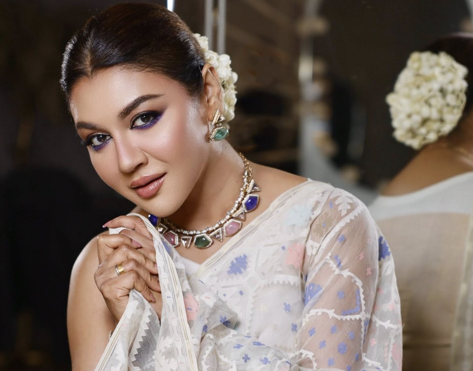 সাদা শাড়ি ও গয়নার ঝলকে এক অনন্য জয়া!