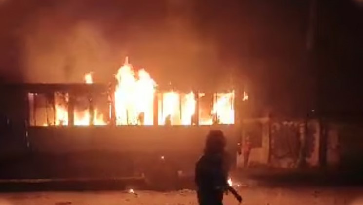 রাজধানীর তিন স্থানে ককটেল বিস্ফোরণ, বাসে আগুন