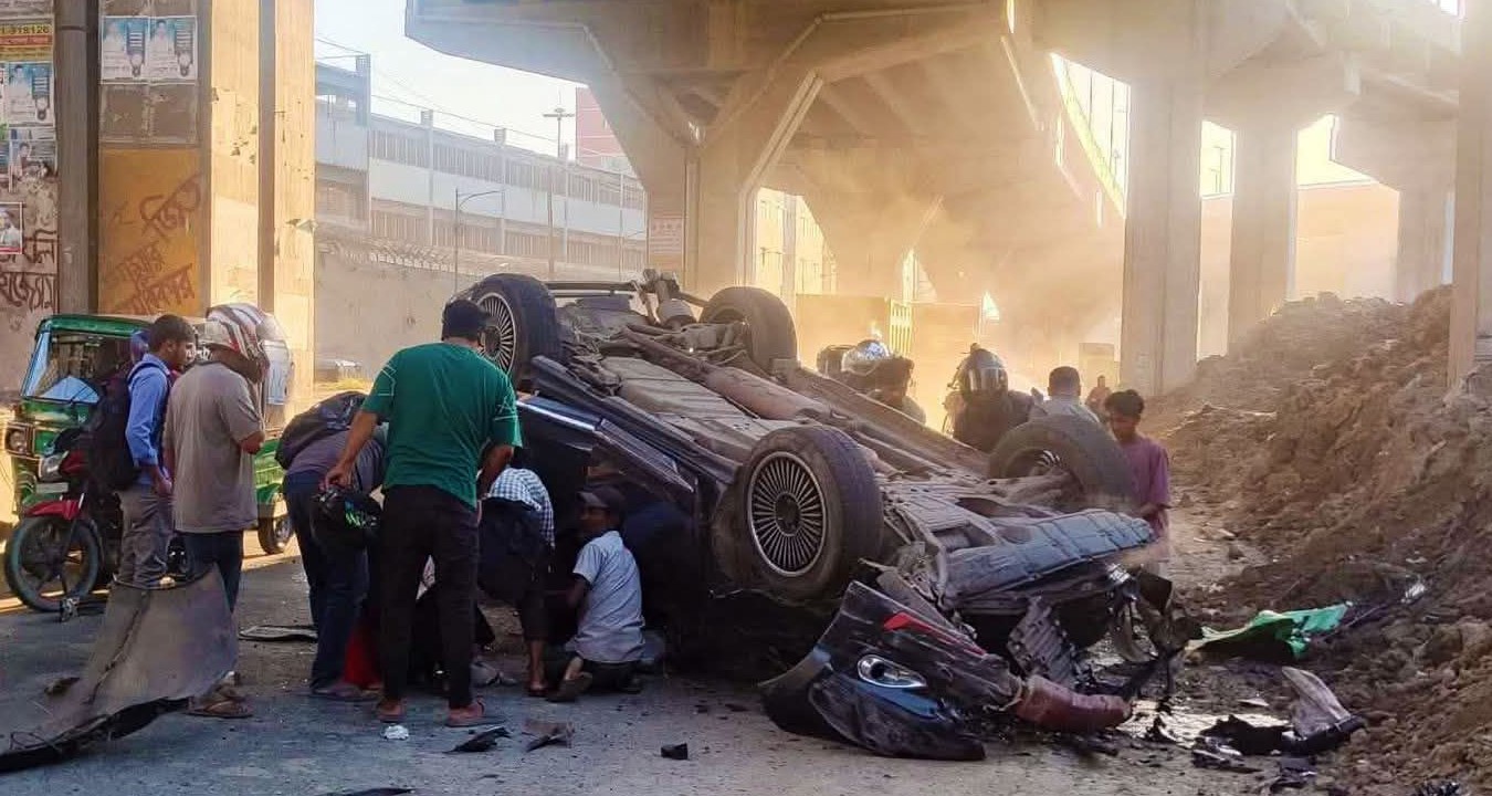 চট্টগ্রামে এলিভেটেড এক্সপ্রেসওয়ে থেকে ছিটকে পড়ল গাড়ি