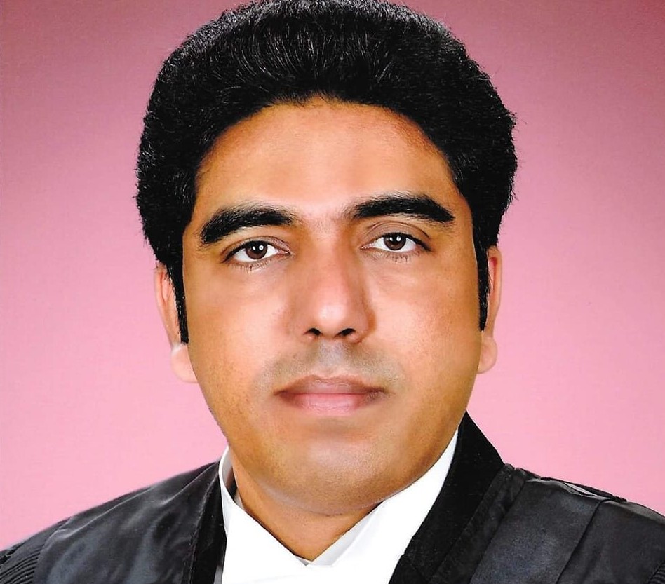 মেট্রোরেলে বই পড়া: ঢাকার গণপরিবহনে নতুন দিগন্ত