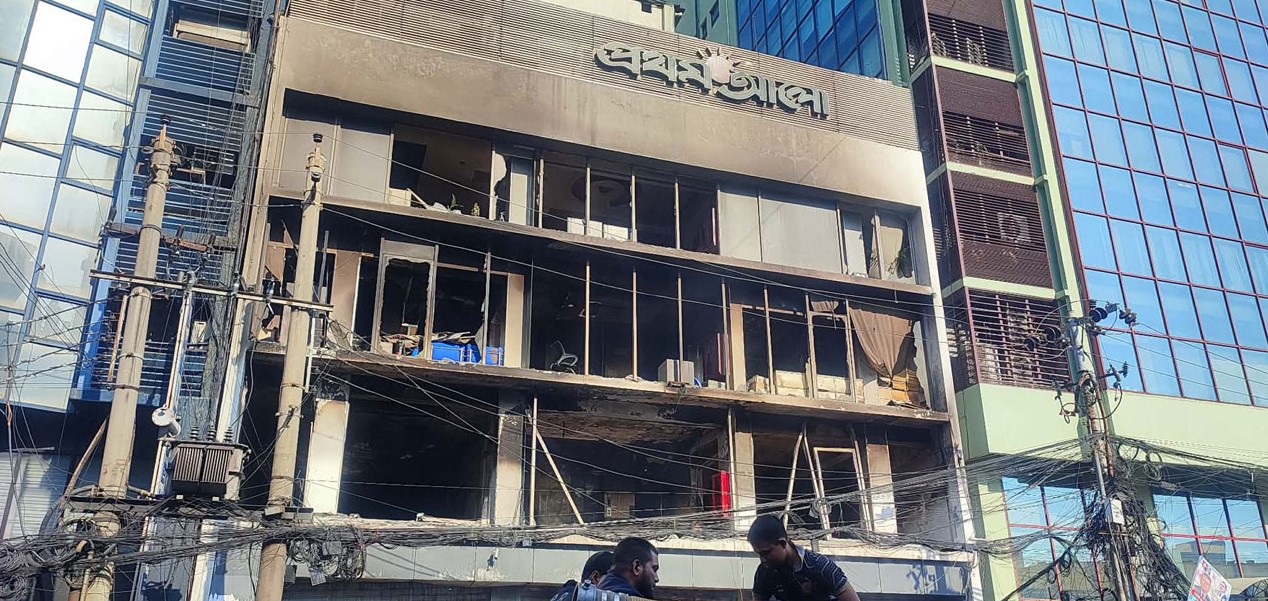 কারওয়ান বাজারে আগুন নেভাতে গিয়ে দুই ফায়ার ফাইটার আহত