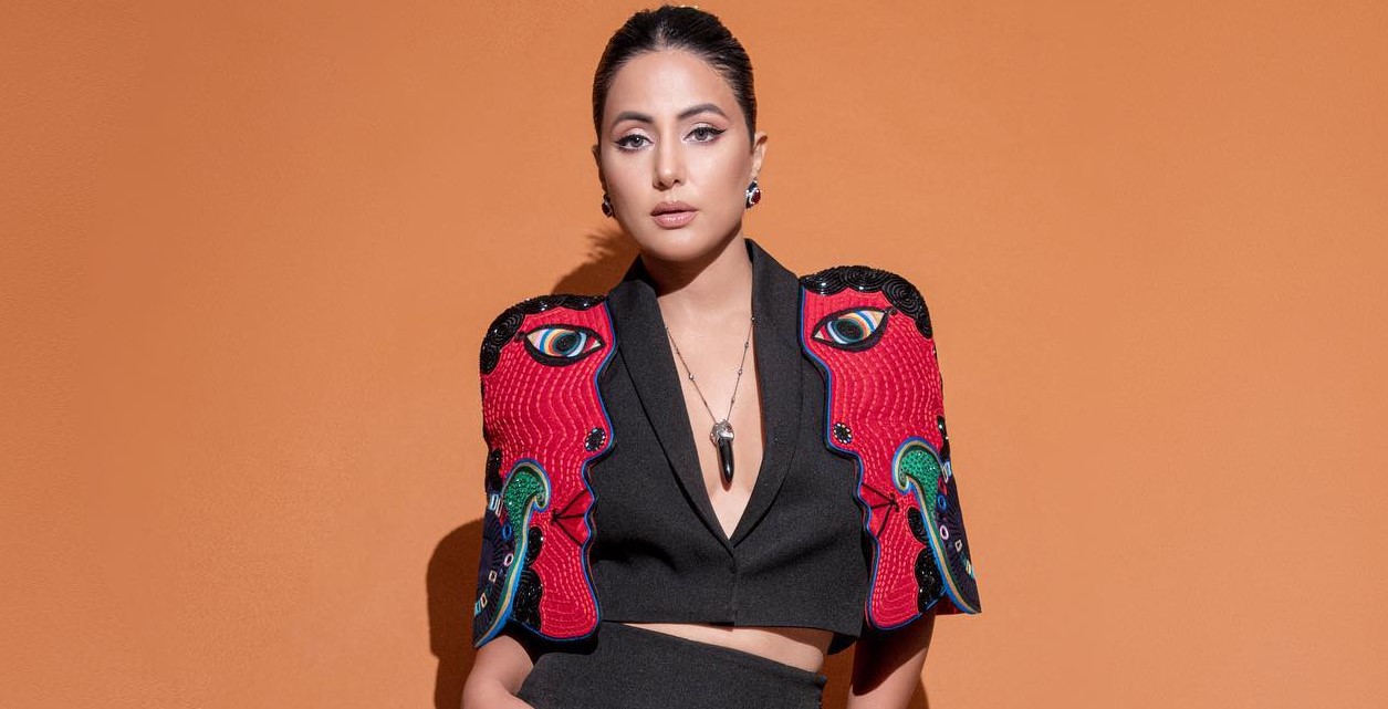 নিঃশ্বাস নিতে কষ্ট হচ্ছে: হিনা খান