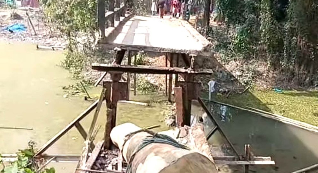 গৌরনদীতে খালে ধসে পড়ল লোহার সেতু, যোগাযোগ বিচ্ছিন্ন