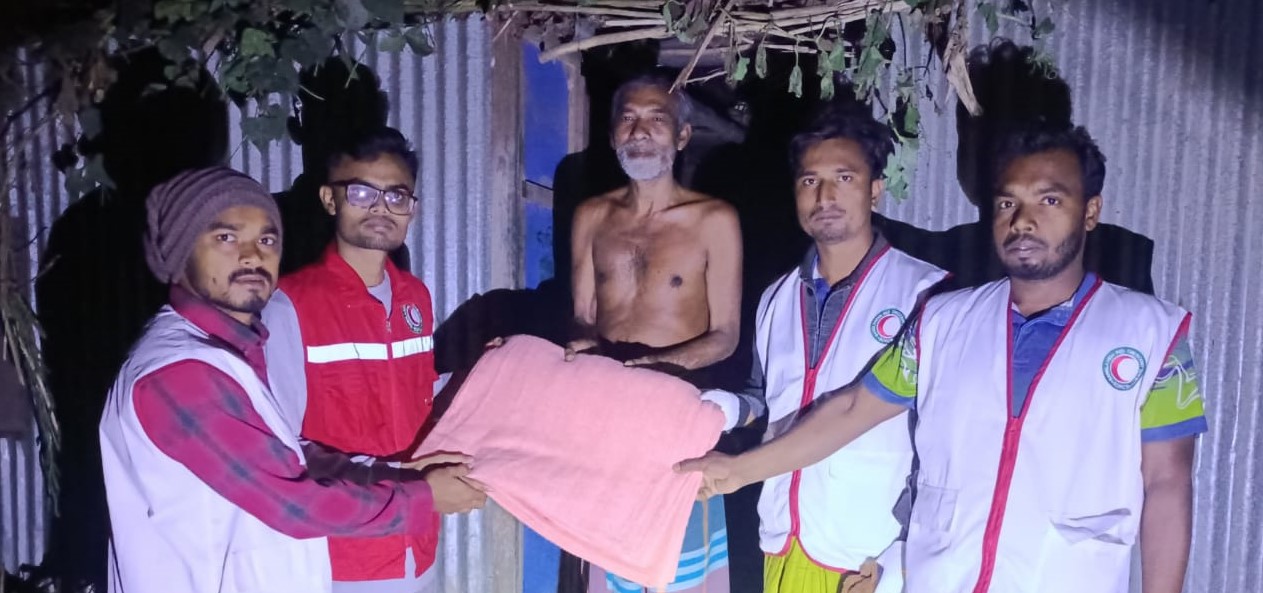 বাঞ্ছারামপুরে যুব রেড ক্রিসেন্টের উদ্যোগে শীতবস্ত্র বিতরণ