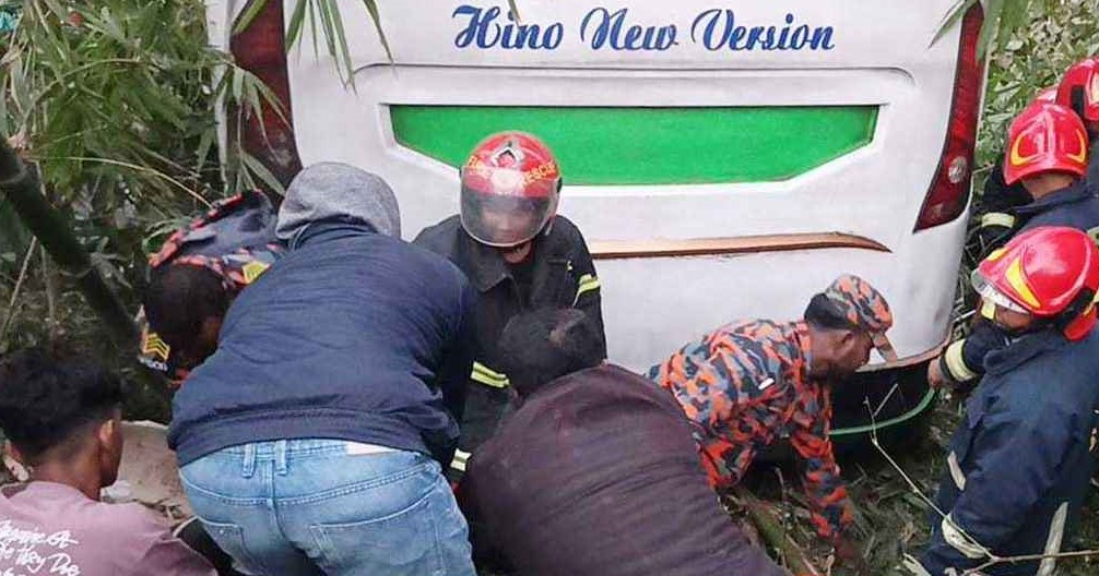 মাদারীপুরে নিয়ন্ত্রণ হারিয়ে বাস খাদে, নিহত ৫