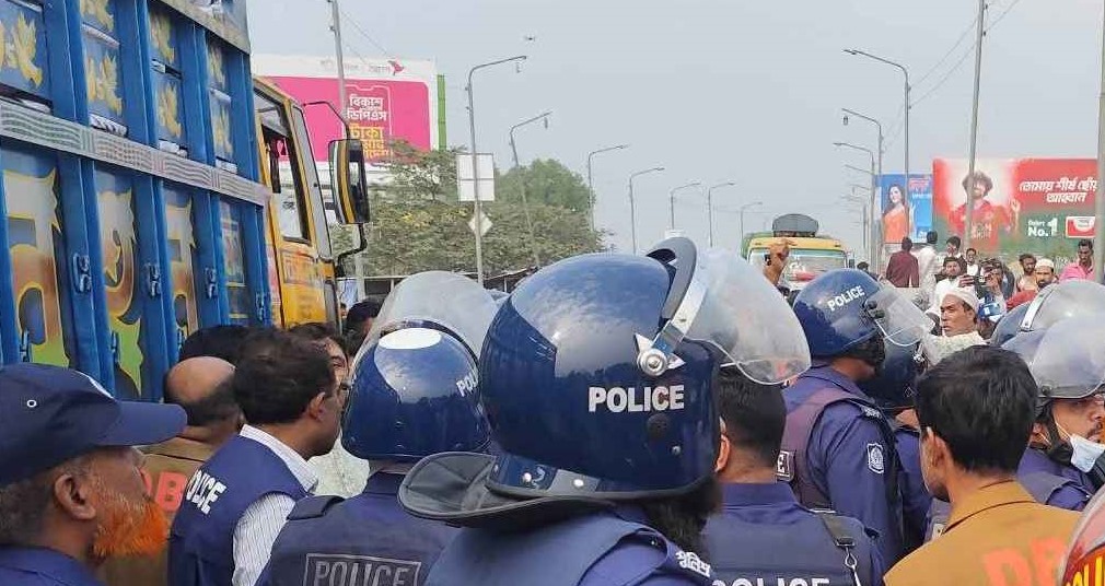 জামালপুরে ট্রাকচাপায় বাবা-ছেলে নিহত, মহাসড়ক অবরোধ