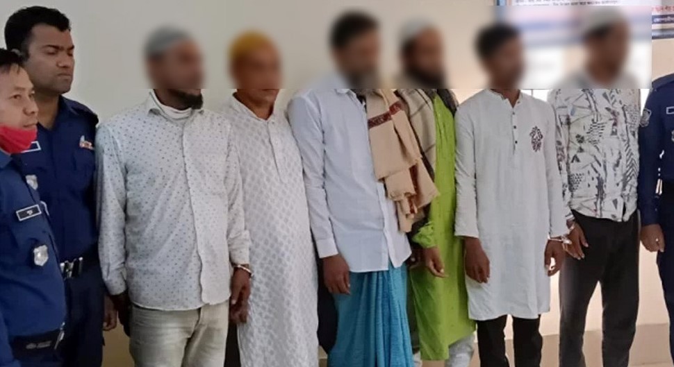 শহীদ মিনারে ফুল দিতে গিয়ে আ. লীগের ৬ নেতাকর্মী গ্রেপ্তার