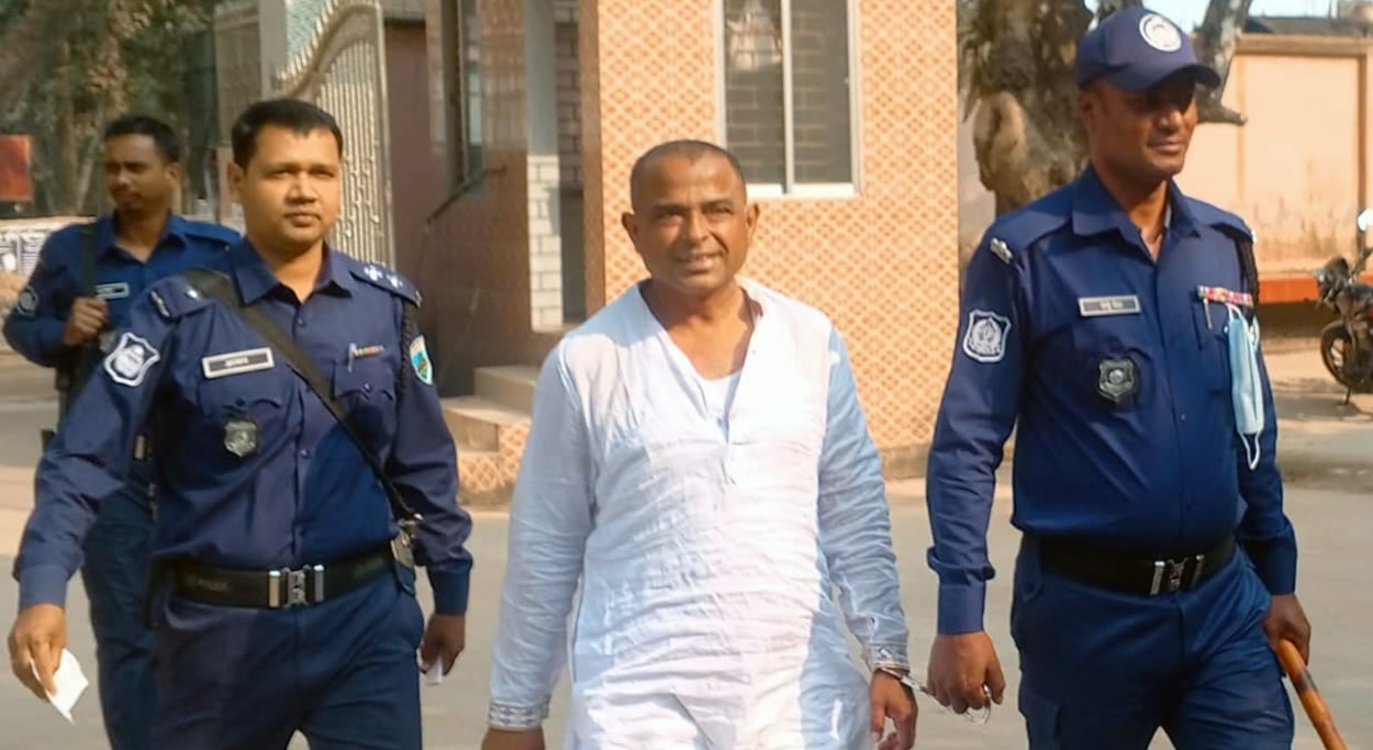 বগুড়ায় আ.লীগ নেতাকে আটক করে পুলিশে সোপর্দ