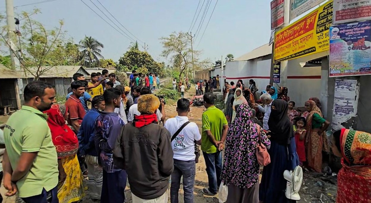 অরক্ষিত রেল ক্রসিংয়ে ট্রেনের নিচে পড়ে মোটরসাইকেল আরোহী নিহত