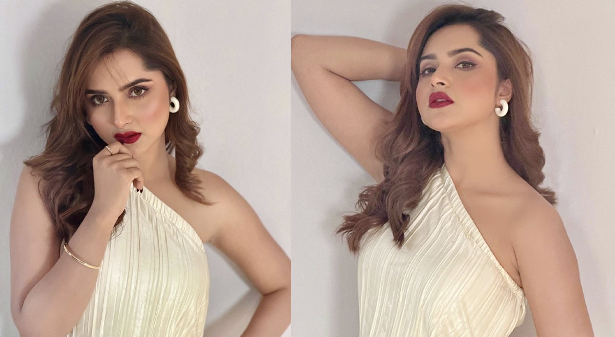 গ্ল্যামারাস লুকে কেয়া পায়েল