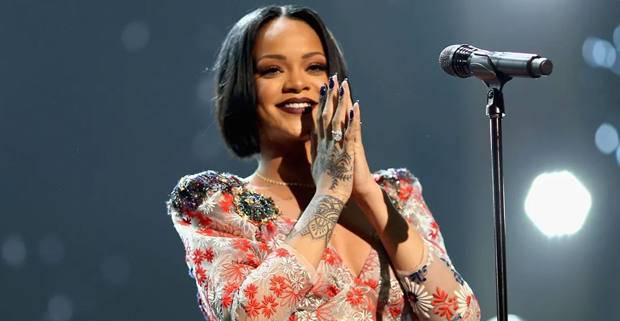 বাড়িতে পপ তারকা রিহানা, চলল ১০ রাউন্ড গুলি