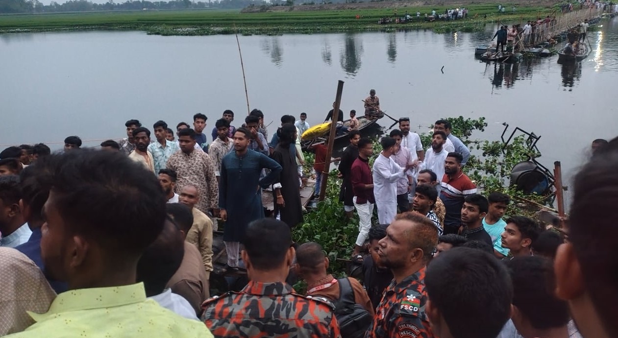 দেওয়ানগঞ্জে ব্রিজ ভেঙে নদীতে পড়ল শতাধিক মানুষ