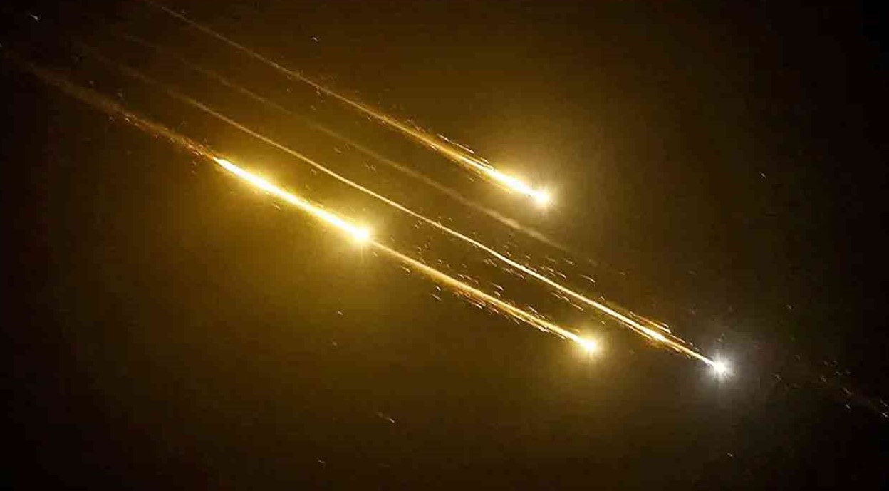 ইসরায়েলে ৪০০ ব্যালিস্টিক ক্ষেপণাস্ত্র ছুড়েছে ইরান