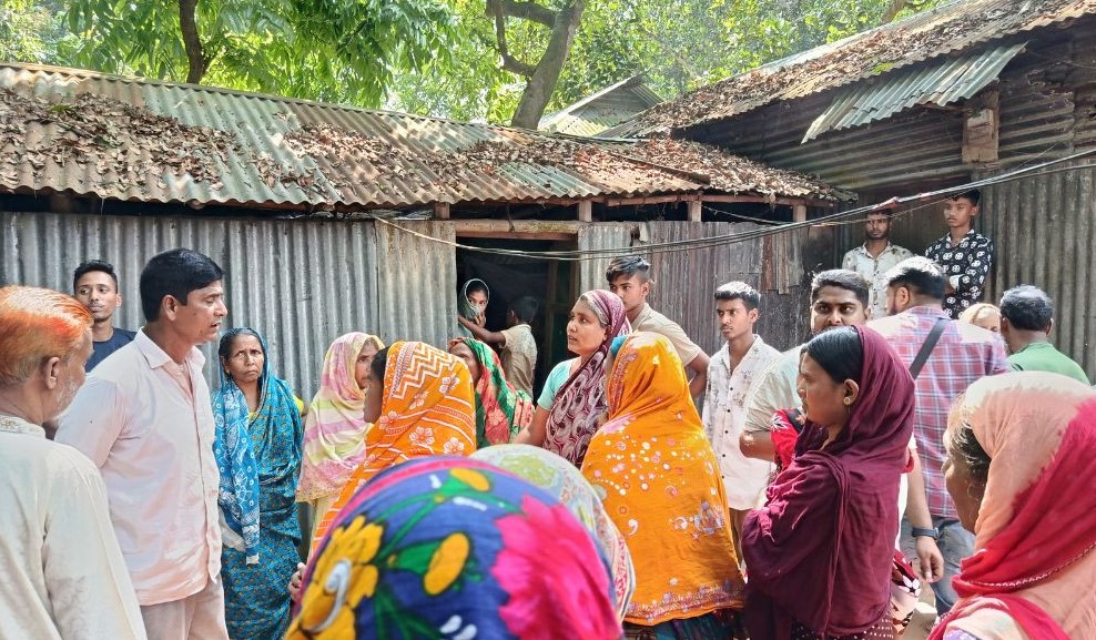 চোর সন্দেহে যুবককে না পেয়ে বাবা-মাকে মারধরের অভিযোগ