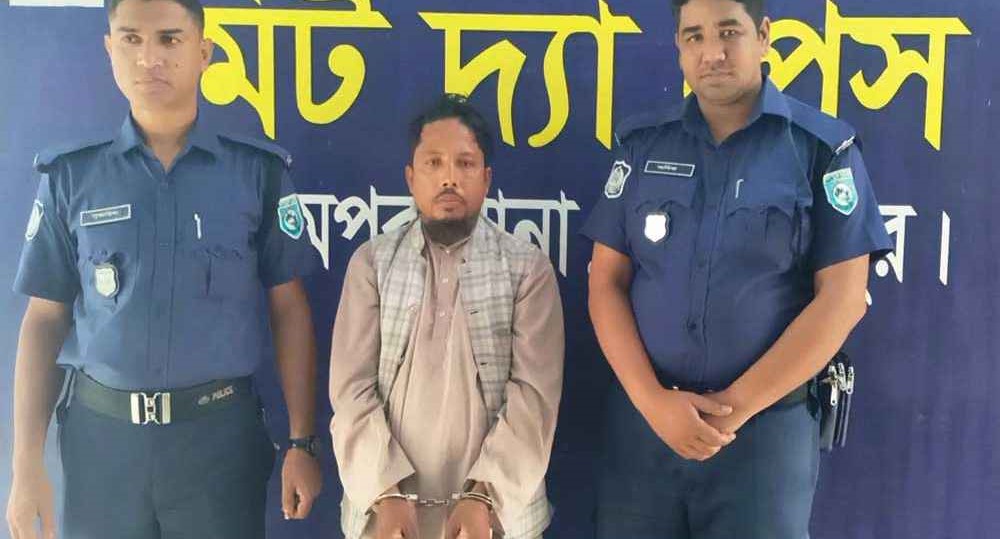 হিলিতে ছাত্রকে বলাৎকারের অভিযোগে শিক্ষক আটক