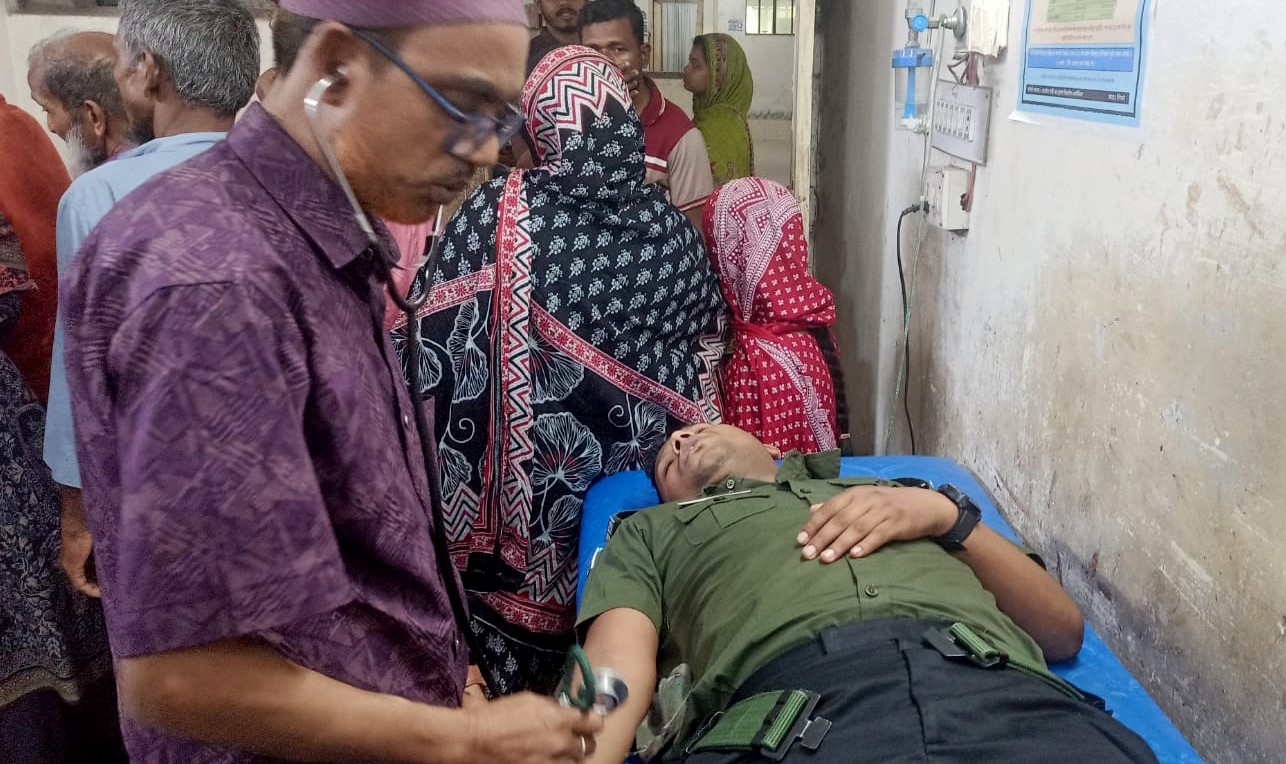 তেলপাম্পে মিছিল নিয়ে এসে ইউএনওর ওপর হামলা 