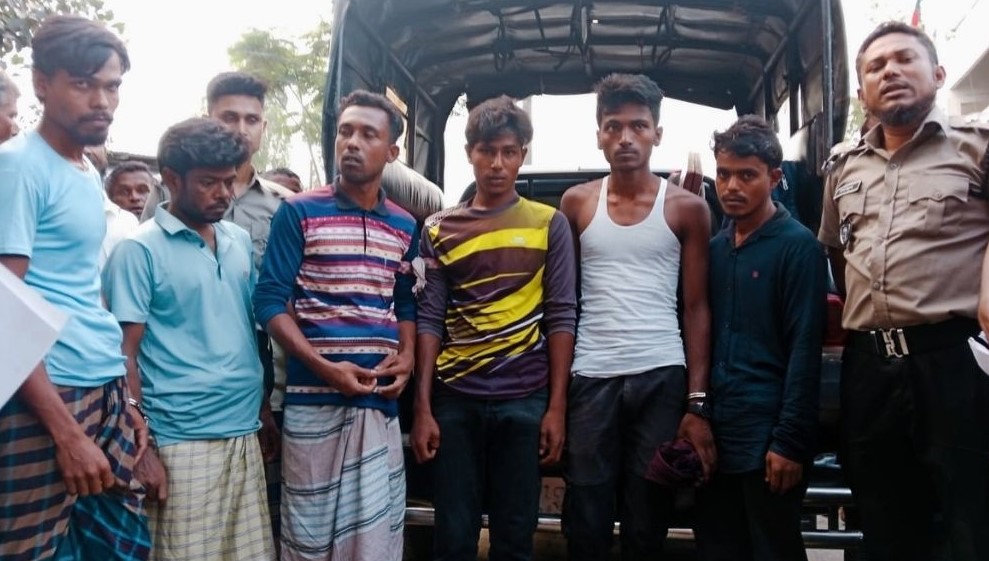 বিদ্যালয়ের পরিত্যক্ত কক্ষে মাদকের আসর, আটক ৬